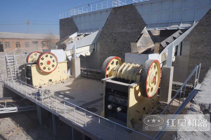 河北制砂生產現(xiàn)場，兩臺顎破同時有效生產