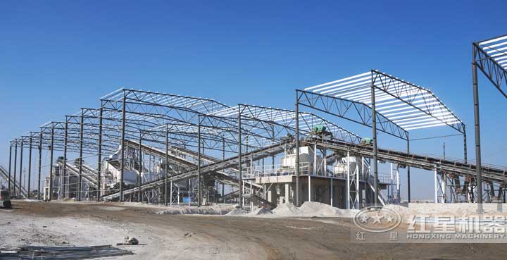 時產800噸生產現(xiàn)場，多臺設備同時作業(yè)