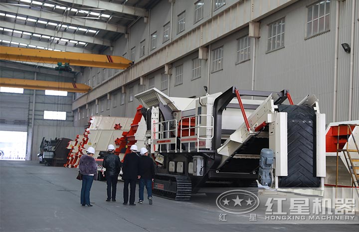 用戶來(lái)廠考察，親眼了解移動(dòng)式制砂機(jī)詳情