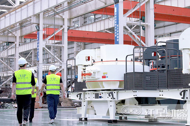 客戶下單之前來廠參觀，工程師全程陪伴講解